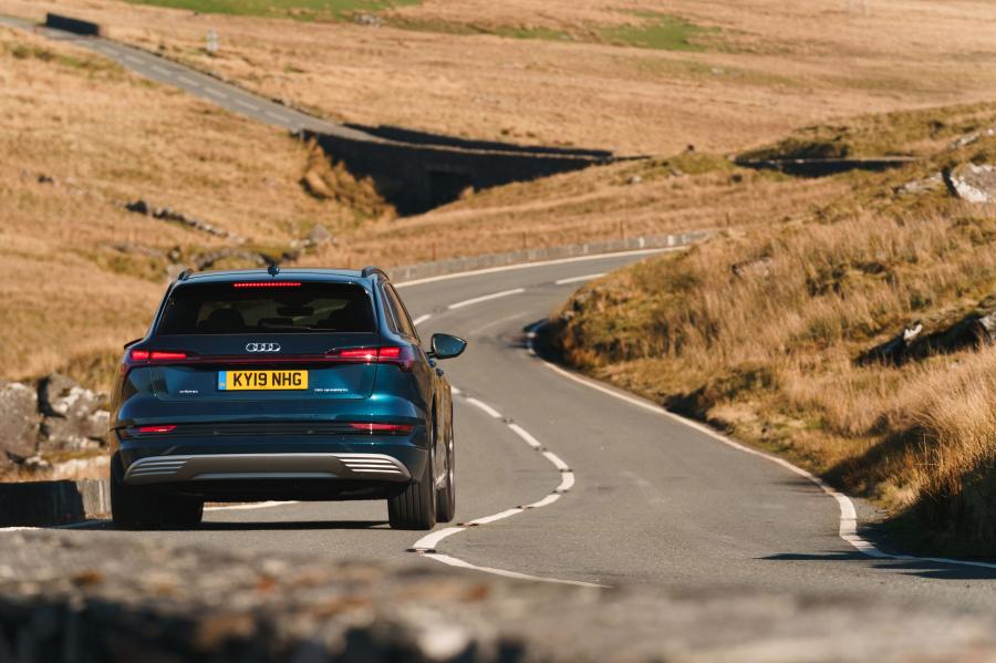  Audi e-tron 55 Quattro 2019 года  (UK) (фото 15 из 40)